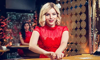 Hai chú gà chọi đang thi đấu trên sân F188